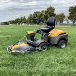 Frontmäher Stiga Park Special mit Combi Mähdeck 100 Q Plus - Seitenansicht